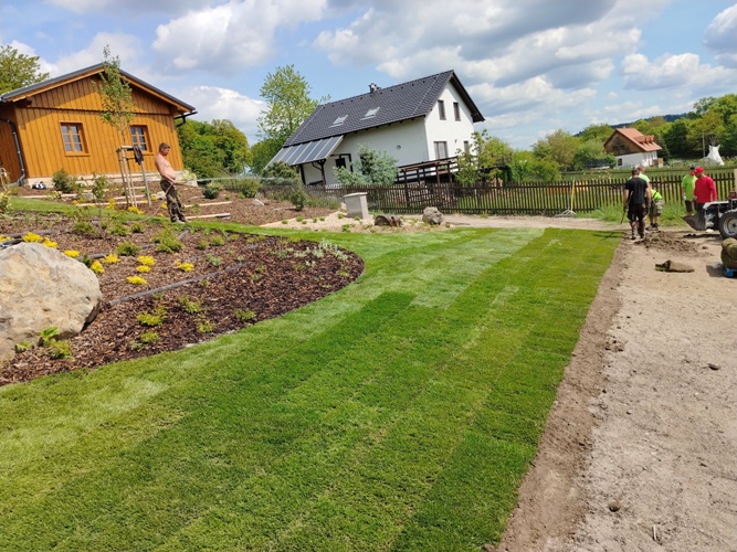 Pokládka kobercového trávníku u našich klientů